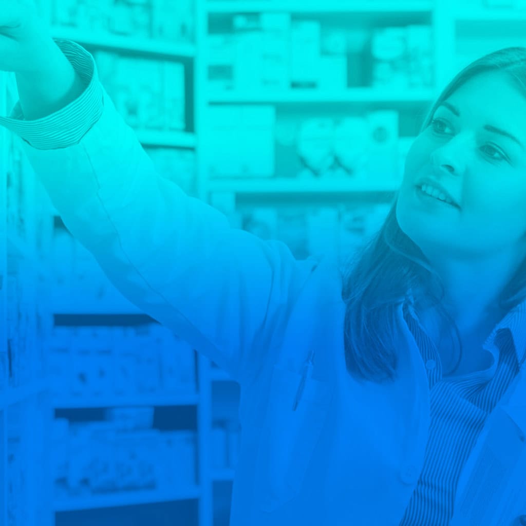 Femme souriante en blouse de travail réapprovisionnant les étagères dans un magasin, avec un filtre bleu sur l'image.
