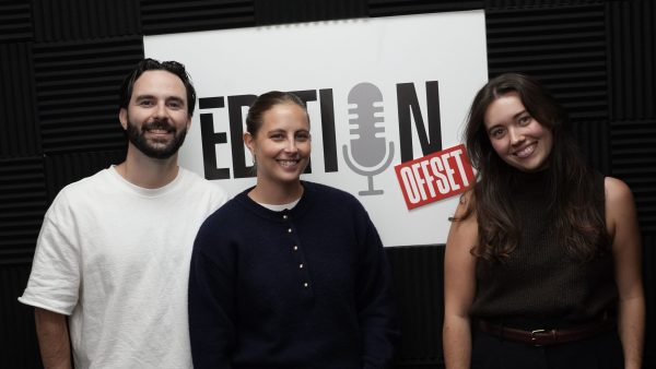 Photo de trois entrepreneurs lors d'une émission de podcast inspirante.